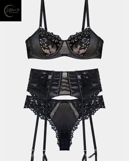 Luxe Lingerieset Dames – Sexy Lingerie Dames – Erotische Lingerie – 3-delige Jarretelset – Zwart Kant – Beugel BH – High Waist Lingerie – Boudoir Set – Chique – High End – Madam Hommard – Kinky Exclusief – Cadeau Set – Dare to Undress – Maten S, M, L — thumbnail 5