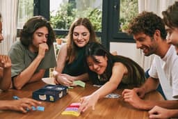 Asmodee - FUN FACTS - Eenvoudig en leuk sfeerspel - Gezelschapsspel voor familie en kinderen vanaf 8 jaar - Crazy Rires gegarandeerd - Leer jezelf kennen - 4 tot 8 spelers - 30 minuten - In het Frans — thumbnail 3