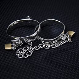 Nooitmeersaai - Enkelboeien met ketting - Metaal - 5,5 x 4,5 cm - incl. hangsloten en sleutels — thumbnail 2