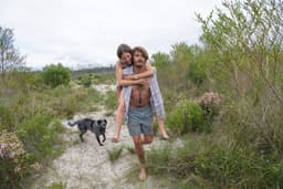 Verliefdheid en Geheimen op een Verboden Eiland — thumbnail 4