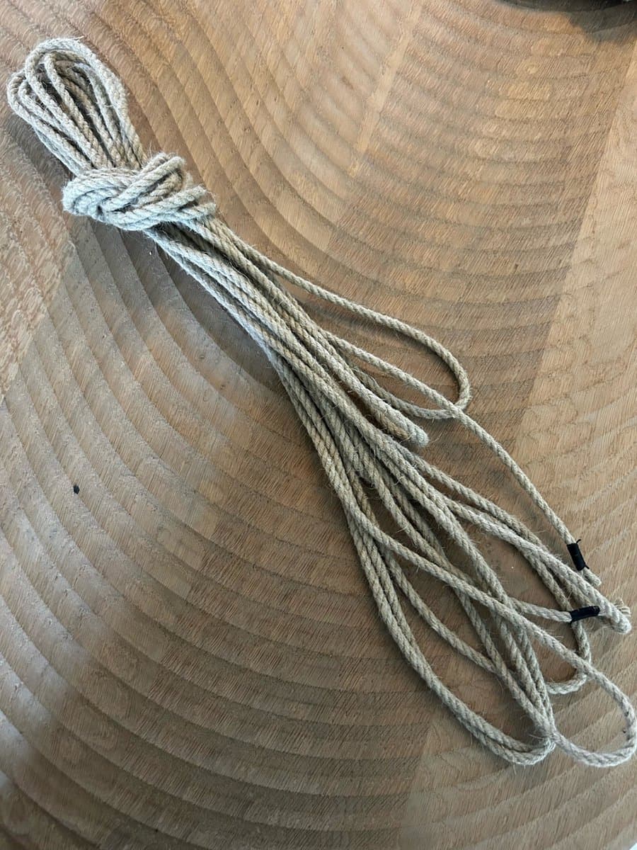 Shibari bondagetouw lengte 10 meter, 6 mm hennep, afgewerkt met een takeling — afbeelding 1
