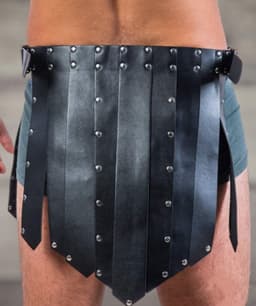Leren Gladiator Heren Rok met Studs – Festival & Fetish Wear – Lak Leer PVC Look – One Size – Strict Dresscode – It’s a Crazy Land - Kinky Feesten — thumbnail 3