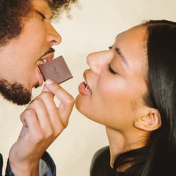 The Oh Collective – Date Night Chocolates – Met Maca & Ginseng – Tabs chocolade sex – Truth or Dare Game Voor koppels — thumbnail 5