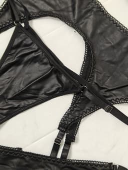 Sexy Lingerie Set 4-delig – Zwart Kunstleer met BH, Jarretelgordel, Slip & Beenbanden — thumbnail 3