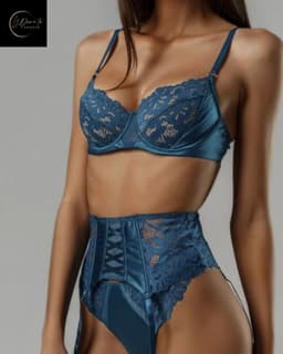 Luxe Lingerieset Dames – Sexy Lingerie Dames – Erotische Lingerie – 3-delige Jarretelset – Blauw Kant – Beugel BH – High Waist Lingerie – Boudoir Set – Chique – High End – Madam Hommard – Kinky Exclusief – Cadeau Set – Dare to Undress – Maten S, M, L — thumbnail 3