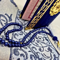 Islamitische cadeau set - Gebedsset Moslim - Dagelijks gebed - Luxe geborduurde mat - 120x70 cm - Grijs — thumbnail 2