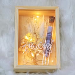 Premium geschenkdoos voor bruidspaar met natuurlijke materialen en led-lichtjes — thumbnail 4