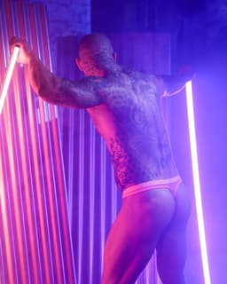 SUKREW Sheer Low-rise Thong Elect Pink - MAAT XXL - Erotisch Heren Ondergoed - String voor Man - Sexy mannen String — thumbnail 2