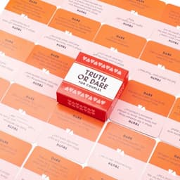 Truth Or Dare Spel - Waarheid Of Durven - Voor Koppels - Speelkaarten - Kaartspel - Rollenspel - Slaapkamer Spel - Erotisch Kaartspel - Intimiteits Kaarten - Mini Formaat - Couple Cardgame - Erotiek - Date Night - Geschenk - 51 Cards - — thumbnail 2