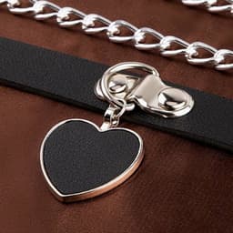 BDSM Halsband met Ketting – Zwarte Kunstleren BDSM Collar met Hart Hanger – Bondage Halsband & SM Accessoire – 42 cm Halsband + 66 cm Ketting — thumbnail 3