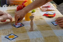 Snelheidskaartspel met Houten Totem voor Familieplezier — thumbnail 2