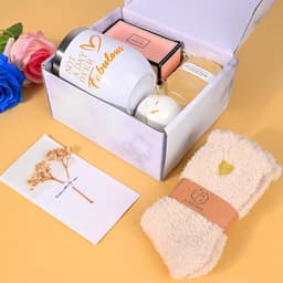 Sentimentele Geschenkset voor Vrouwen: Wijnbeker, Geurkaars en Warme Sokken — thumbnail 2