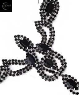 Mystical Allure – Luxe Zwarte Face Jewelry met Kettingen & Kristallen | Geleverd in luxe Satijnen Giftzakje | Gezichtssierraad | Bruiloft | Clubwear | Carnaval | Juweel | Ketting | BDSM Headpiece | Festival | Fetish | One Size | Dare to Undress — thumbnail 3