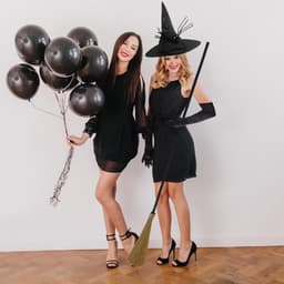Sexy Heks Kostuum voor Vrouwen | Zwarte Mantel met Hoed, Handschoenen en Bezem | Perfect voor Halloween Cosplay en Feesten — thumbnail 4