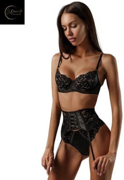 Luxe Lingerieset Dames – Sexy Lingerie Dames – Erotische Lingerie – 3-delige Jarretelset – Zwart Kant – Beugel BH – High Waist Lingerie – Boudoir Set – Chique – High End – Madam Hommard – Kinky Exclusief – Cadeau Set – Dare to Undress – Maten S, M, L — thumbnail 1