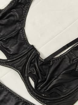 Sexy Lingerie Set 4-delig – Zwart Kunstleer met BH, Jarretelgordel, Slip & Beenbanden — thumbnail 3