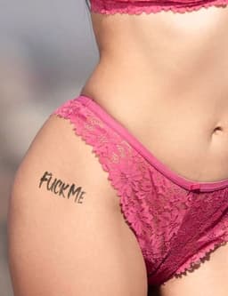 Tijdelijke Tattoo FUCK ME – Erotische Plaktattoo 18+ voor Volwassenen – Sexy Nep Tattoo voor Vrijgezellenfeest, Parenclub of Ondeugend Cadeau voor Hem & Haar — thumbnail 4