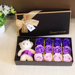 Geschenkset Rozenblaadjes Teddybeer en Zeepbloemen - Romantisch Cadeau voor Valentijnsdag en Jubileum (Paars) — thumbnail 3