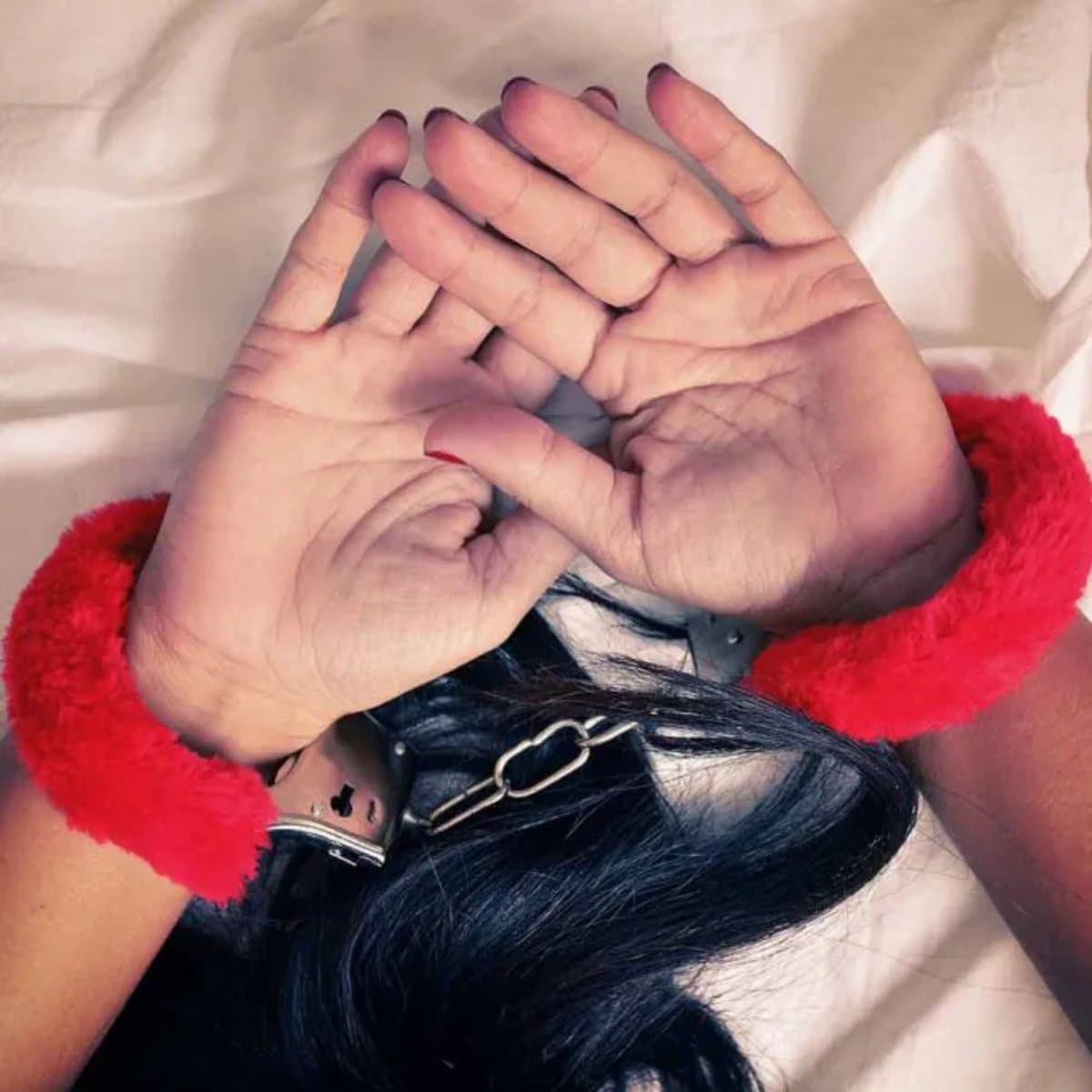 Furry Handcuffs – Pluche Handboeien – Rood, Zwart & Roze – Inclusief Sleutels – Cadeauverpakking — afbeelding 1