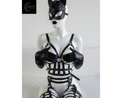 Sexy Complete Lingerieset – Inclusief Masker, Harnas Body en Jarretelgordel met Been Straps – Zwart – Verstelbaar – BDSM – Fetish – PU Leer – B.I.T.C.H. – Wasteland – Sexy Lingerie – Kinky Lingerie – Erotische Lingerie – Dare to Undress – One Size