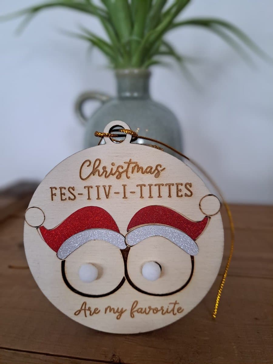 WoodR Grappige kerstballen ludiek cadeau Set van 4 “Fes-tiv-i-tittes” Kerstballen – Grappige kerstversiering ooit! Voor de echte kerstliefhebber met humor! tieten kerstbal Ideaal voor dun cadeau studenten huizen surprise cadeau Secret Santa, — afbeelding 1