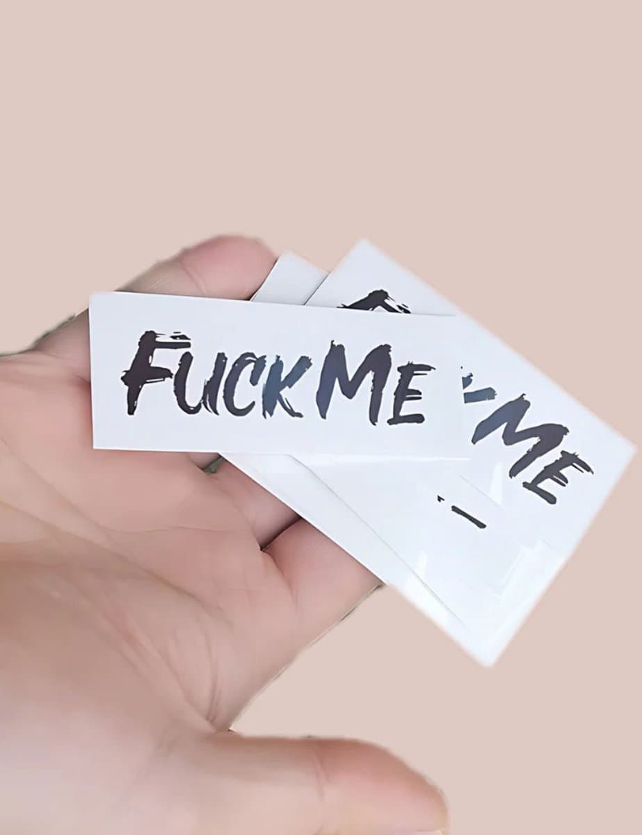 Tijdelijke Tattoo FUCK ME – Erotische Plaktattoo 18+ voor Volwassenen – Sexy Nep Tattoo voor Vrijgezellenfeest, Parenclub of Ondeugend Cadeau voor Hem & Haar — afbeelding 1